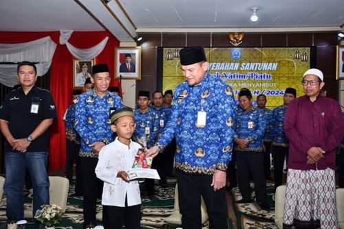 Pj Bupati Serahkan Santunan Bagi 261 Anak Yatim 1 Hal 12 HSS 1 3 klm 8