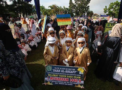 Hal 16 2 KLm Martapura Meriahkan pawai