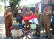Tingkatkan Nasionalisme, Diskominfostandi Bagikan Bendera Merah Putih