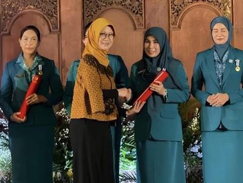 Sukses Jalankan Program Bangga Kencana Abdul Hadi-Sri Huriyati Terima Penghargaan MKK 1 Hal 2 Bal 3 klm 1