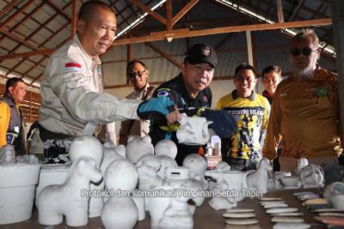 Pj BUPATI TAPIN - Didampingi Kadis Perindustrian Tapin Yustan Azidin saat memperlihatkan kerajinan tangan berbahan kaolin yang sudah jadi. (KP/Ist)