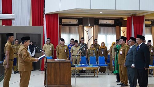 Dolly Syahbana Kepala Ispektorat, Nuryadie KadisSos, dan Taufik Rivani Assisten2 1 Hal 9 4 Klm Pelantikan Pejabat