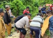 Personel TNI-Polri di Kawasan 3T Maluku Utara Bangun Jembatan 8 Personel TNI-Polri di Kawasan 3T Maluku Utara Bangun Jembatan