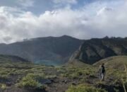 Menikmati Pesona Danau Tiga Warna yang Memukau 20 Menikmati Pesona Danau Tiga Warna yang Memukau