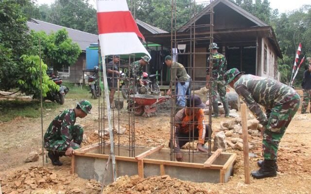 Bangun Tugu TMMD 121, Sinergi TNI-Warga Membangun Desa Kasiau Raya