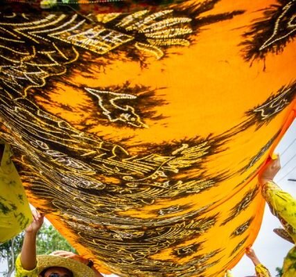 Kalsel Catatkan Rekor MURI, Bentang Kain Sasirangan Sepanjang 5,7 Km