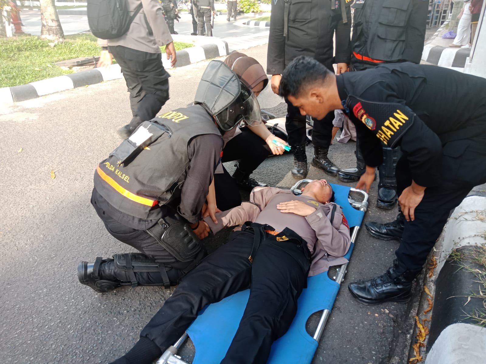 Petugas Pengamanan Terluka Hingga Pingsan saat Kawal Aksi Mahasiswa di DPRD Kalsel 1 1000537238