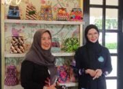 Dekranasda Creative Hub Kenalkan Sasirangan Pada Keluarga Wartawan