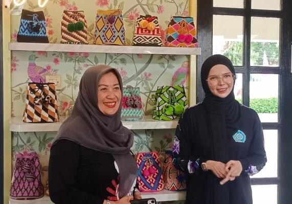 Dekranasda Creative Hub Kenalkan Sasirangan Pada Keluarga Wartawan