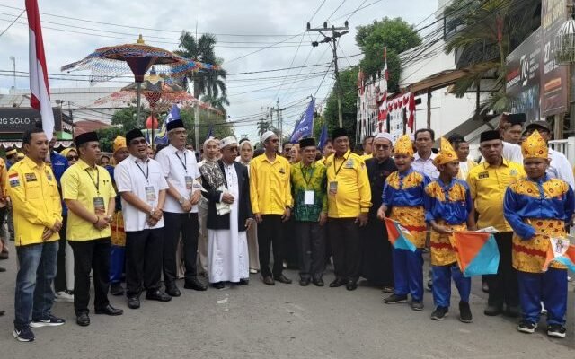 Rombongan Bakal Paslon Sahrujani – Iwan Kompak Berjalan Kaki Daftar ke KPU HSU