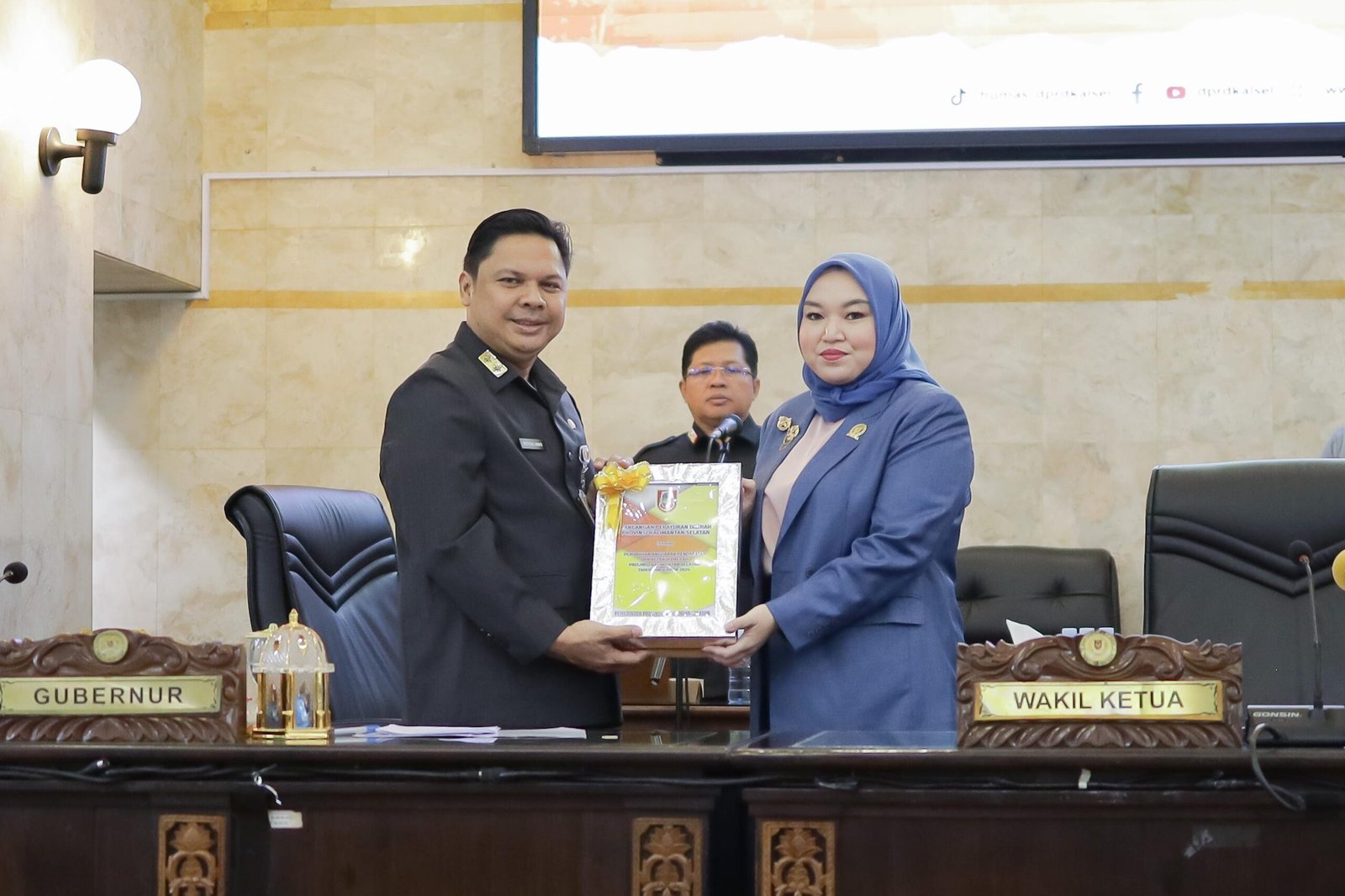 Paman Birin Berikan Penjelasan Raperda Perubahan APBD 2024 di Rapat Paripurna DPRD Kalsel 1 22 scaled