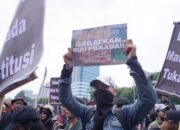 Demonstran Jebol Pagar DPR, Tolak Revisi RUU Pilkada 10 Demonstran Jebol Pagar DPR, Tolak Revisi RUU Pilkada