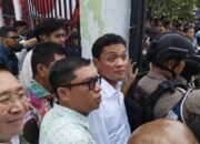 Wakil Ketua III DPR RI Habiburokhman Terkena Lemparan Botol Saat Temui Massa Aksi RUU Pilkada 9 Wakil Ketua III DPR RI Habiburokhman Terkena Lemparan Botol Saat Temui Massa Aksi RUU Pilkada