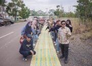 Sekretaris DPRD Kalsel Bangga Pemecahan Rekor MURI Pembentangan Kain Sasirangan 21 Sekretaris DPRD Kalsel Bangga Pemecahan Rekor MURI Pembentangan Kain Sasirangan