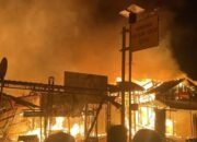 Ratusan Kios di Pasar Pagi Sangkulirang Terbakar, Total Kerugian Rp 10 miliar 11 Ratusan Kios di Pasar Pagi Sangkulirang Terbakar, Total Kerugian Rp 10 miliar