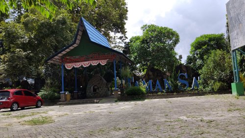 Hal 10 4 KLm Taman satwa Jahri Saleh sepi pengunjung