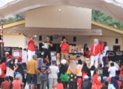 Ratusan Penonton Saksikan Lomba Panjat Pinang di Desa Panggung