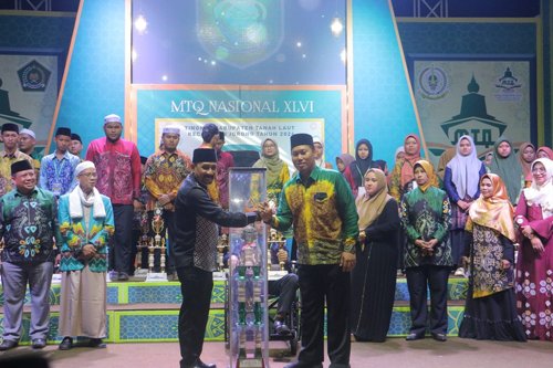 Juara Umum Tiga Kali Berturut Kafilah Pelaihari Bawa Pulang Piala Permanen MTQN 1 Hal 11 Tala 3 klm 4