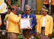 Bupati HST Terima Penghargaan di Harjad ke-73 Kalsel
