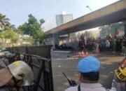 Usai Gerbang DPR Diroboh Massa, Polisi Pasang Barikade 8 Usai Gerbang DPR Diroboh Massa, Polisi Pasang Barikade