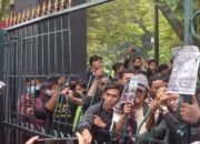 Terkena Gas Air Mata, Belasan Mahasiswa di Semarang Dilarikan ke Rumah Sakit
