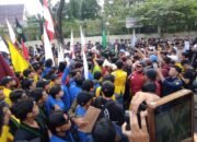 Ratusan Massa Mahasiswa Geruduk Kantor DPRD Kalsel, Tolak Pengesahan RUU Pilkada