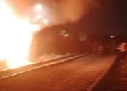 Diduga Dilempar Bom Molotov, Rumah dan Bedeng Terbakar, BPK Tertahan Aksi Tawuran