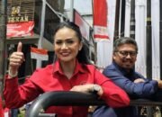 Ratusan Simpatisan Arak Krisdayanti-Kresna Saat Daftar ke KPU Batu 9 Ratusan Simpatisan Arak Krisdayanti-Kresna Saat Daftar ke KPU Batu