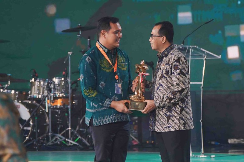 Aditya Bawa Penghargaan Wahana Tata Nugraha 2024 dari Kemenhub RI 1 Hal 10 3 Klm BJB 1 5