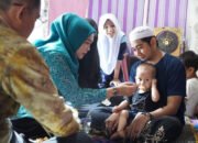 Pj Bupati Bersama Isteri Berikan PMT ke Balita Stunting