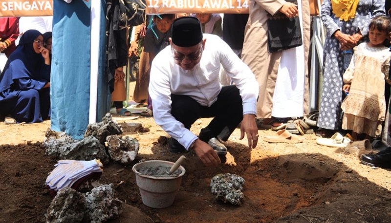 H Sayed Ja'far Letakan Batu Pertama Pembangunan Musholla di Sengayam 1 Hal 16 K Baru 3 klm 10