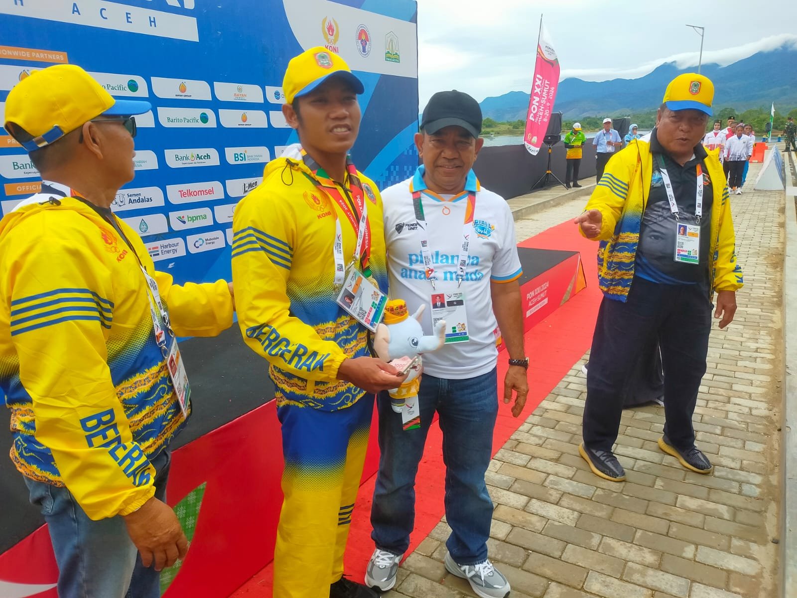 Anwar Hadimi Beri Bonus Spontan Peraih Medali Emas Dayung Kalsel di PON XXI 2024 1 IMG 20240907 WA0015