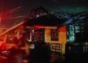 Gudang Perabotan Rumah Tangga Terbakar, Kerugian Diperkirakan Rp500 Juta 8 Gudang Perabotan Rumah Tangga Terbakar, Kerugian Diperkirakan Rp500 Juta