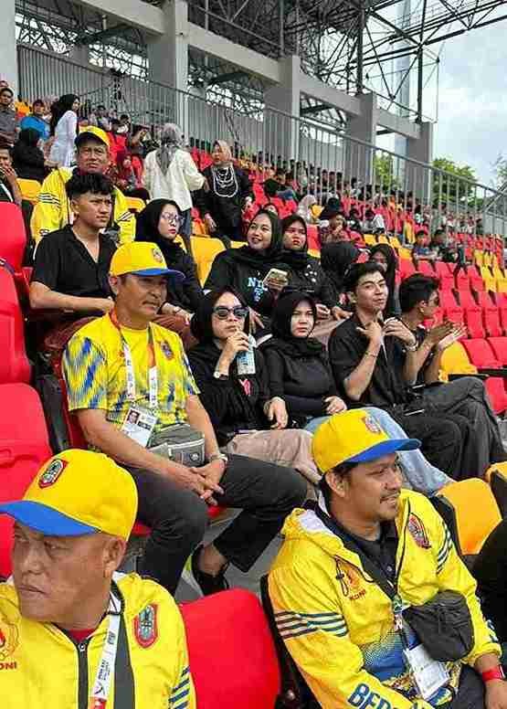 Suporter Perempuan Dukung Sepakbola Kalsel di PON XXI 2024 Paling Heboh 1 IMG 20240916 WA0009 11zon