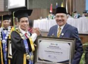 Sukseskan Pomnas XVIII Kalsel, Supian HK Terima Penghargaan dari ULM 9 Sukseskan Pomnas XVIII Kalsel, Supian HK Terima Penghargaan dari ULM