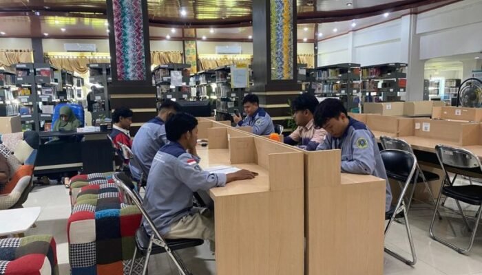 Mahasiswa PGMI Uniska Banjarmasin Sangat Antusias Kunjungi Perpus Palnam