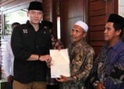 Menteri AHY Serahkan Puluhan Sertifikat Tanah Wakaf dan Yayasan Milik Habib Taufiq Assegaf