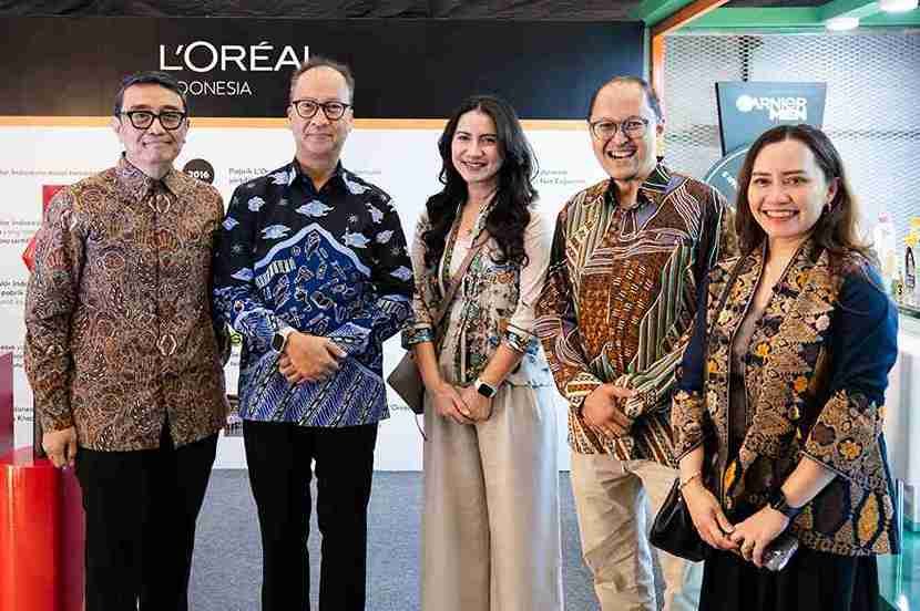 Penuhi Kebutuhan Konsumen, Produk L’Oréal Indonesia Tersertifikasi Halal 1 Menteri Perindustrian dua dari kiri mengunjungi booth LOreal Indonesia pada Halal Indo Expo 2024 11zon