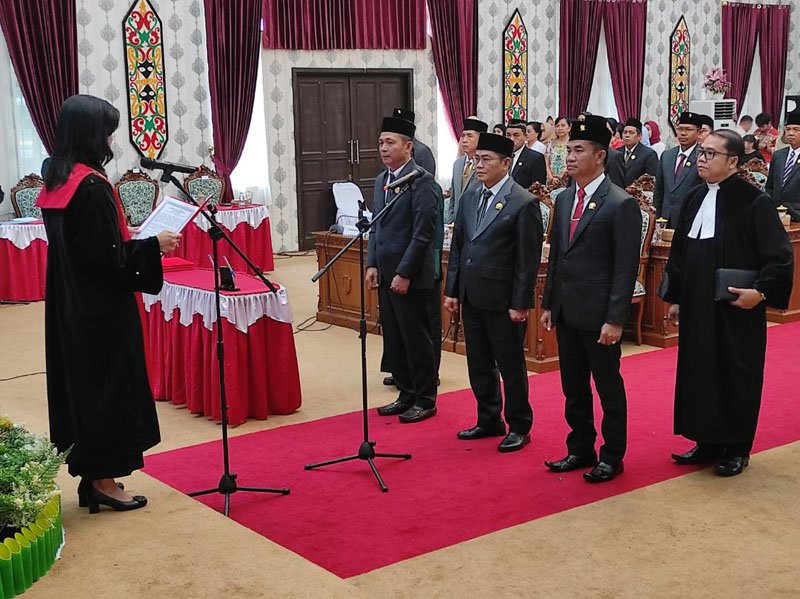 Unsur Pimpinan DPRD Katingan Dilakulan Pengambilan Sumpah Janji 1 15 katingan 14