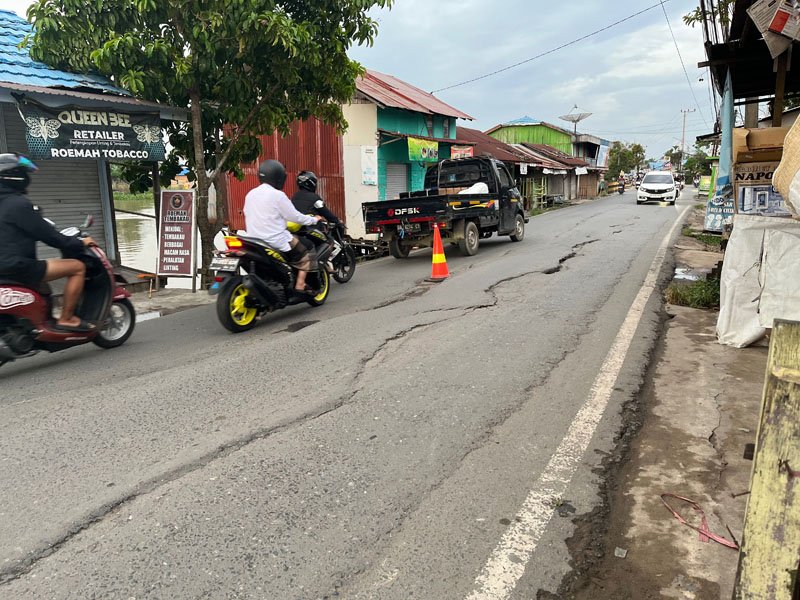 HAL 10. 3 kLM jALAN rUSAK