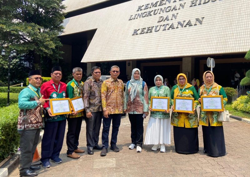 Hal 16 3 KLm Martapura Raih Adiwiyata