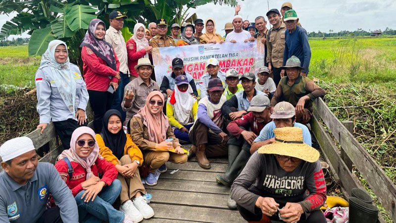 Hal 16 3 Klm Martapura Bersihkan saluran