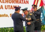 Kapolri Anugerahkan Bintang Bhayangkara Utama kepada Empat Petinggi TNI 25 Kapolri Anugerahkan Bintang Bhayangkara Utama kepada Empat Petinggi TNI