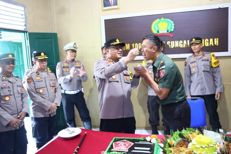 Kapolres HST Bawa Tumpeng ke Kodim 1002 HST 1 IMG 20241007 WA0015 e1728288886509