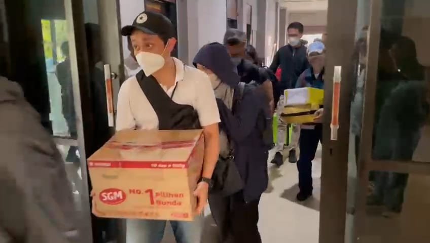 Irit Bicara, Penyidik KPK Bertolak ke Jakarta Bawa Barang Bukti Kasus OTT di Kalsel 1 IMG 20241007 WA0052