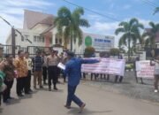 Pertanyakan Pertimbangan Hakim, Korban Dugaan Mafia Tanah Datangi Kantor Pengadilan Tinggi Banjarmasin 8 Pertanyakan Pertimbangan Hakim, Korban Dugaan Mafia Tanah Datangi Kantor Pengadilan Tinggi Banjarmasin