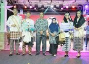 Pj Bupati Batola Serahkan Trofi Pemenang Atak Diang Batola 2024 9 Pj Bupati Batola Serahkan Trofi Pemenang Atak Diang Batola 2024