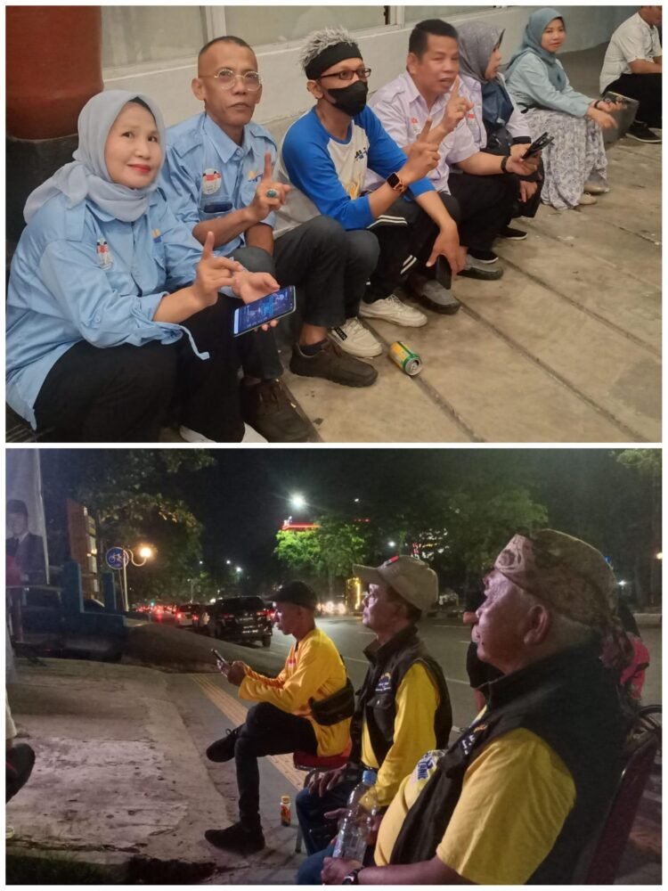 Relawan 01 dan 02 Solid Dukung dari Luar Arena Debat Paslon Pilgub Kalsel 1 IMG 20241023 215518 scaled e1729691898996