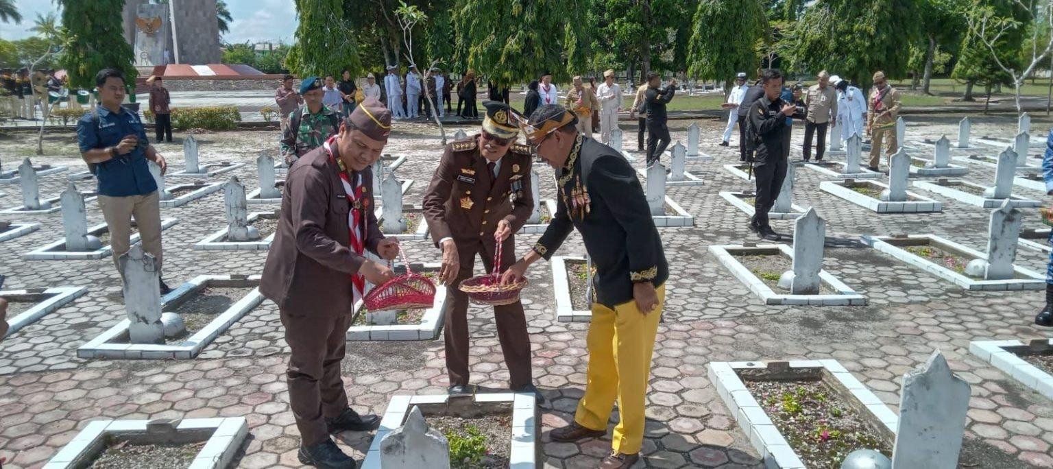 1 4 klm Kontrak Pemprov 10 Ziarah dan tabur bunga