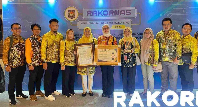 1 4 klm Kontrak Pemprov 5 dua Penghargaan